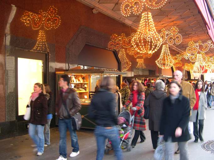  Passants devant un grand magasin